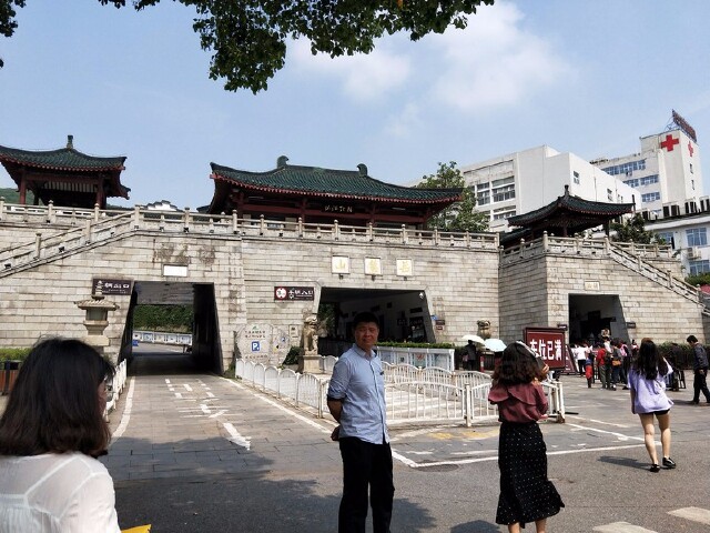 美美地嗦了碗粉然后我和闺蜜就准备去岳麓山的东大门了,从东大门进