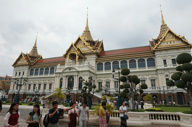 1w块钱去泰国2个人够了吗?