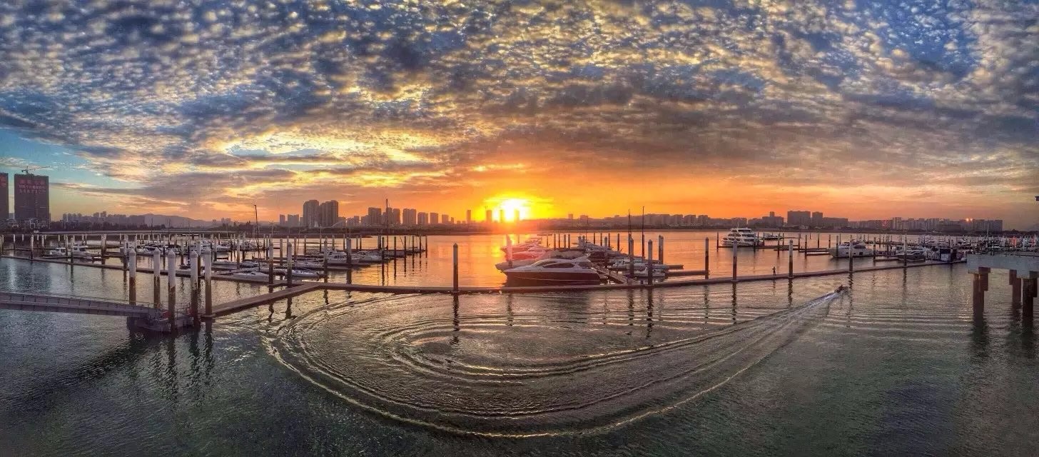 这是我14年夏天住在鹭岛北海湾的时候 一个人等了一个月的日出 海边的