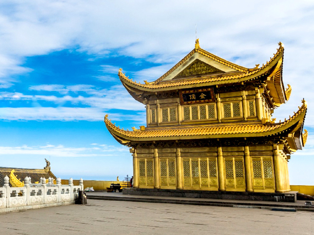 可乘坐索道【往返120元/人自理】登至峨眉主峰—金顶(海拔3077)在高的