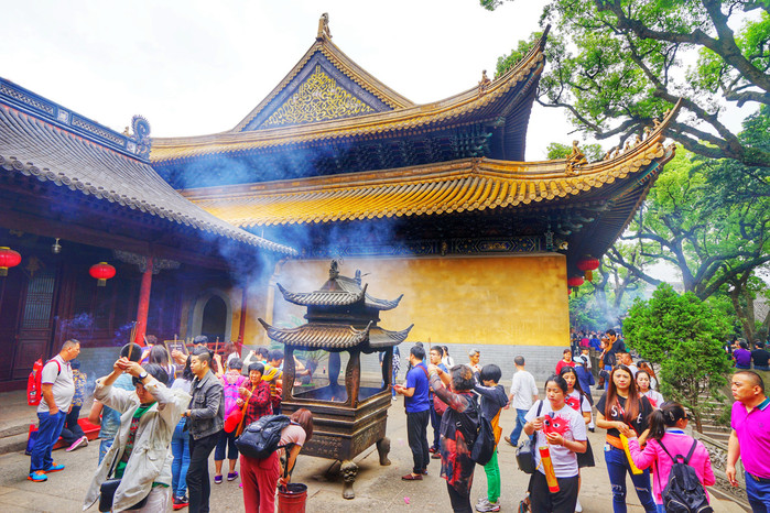 普济禅寺始建于宋朝,现在殿堂楼阁已修葺一新,是普陀山中供奉观音的