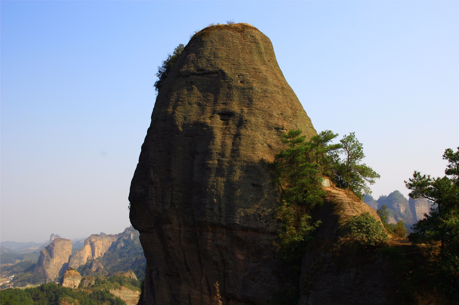 在攀登骆驼峰的途中,看到一座孤立的山峰.