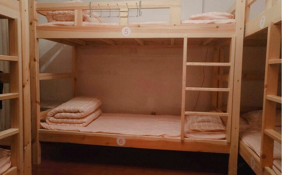 八人间(床位)(公共卫浴)