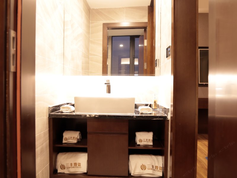 hotelPic