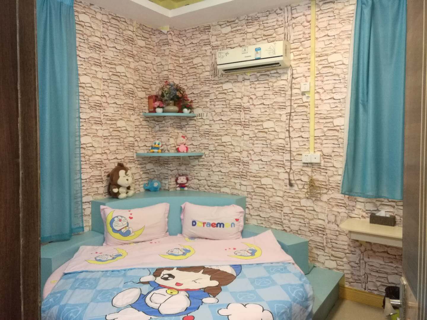 圆床房