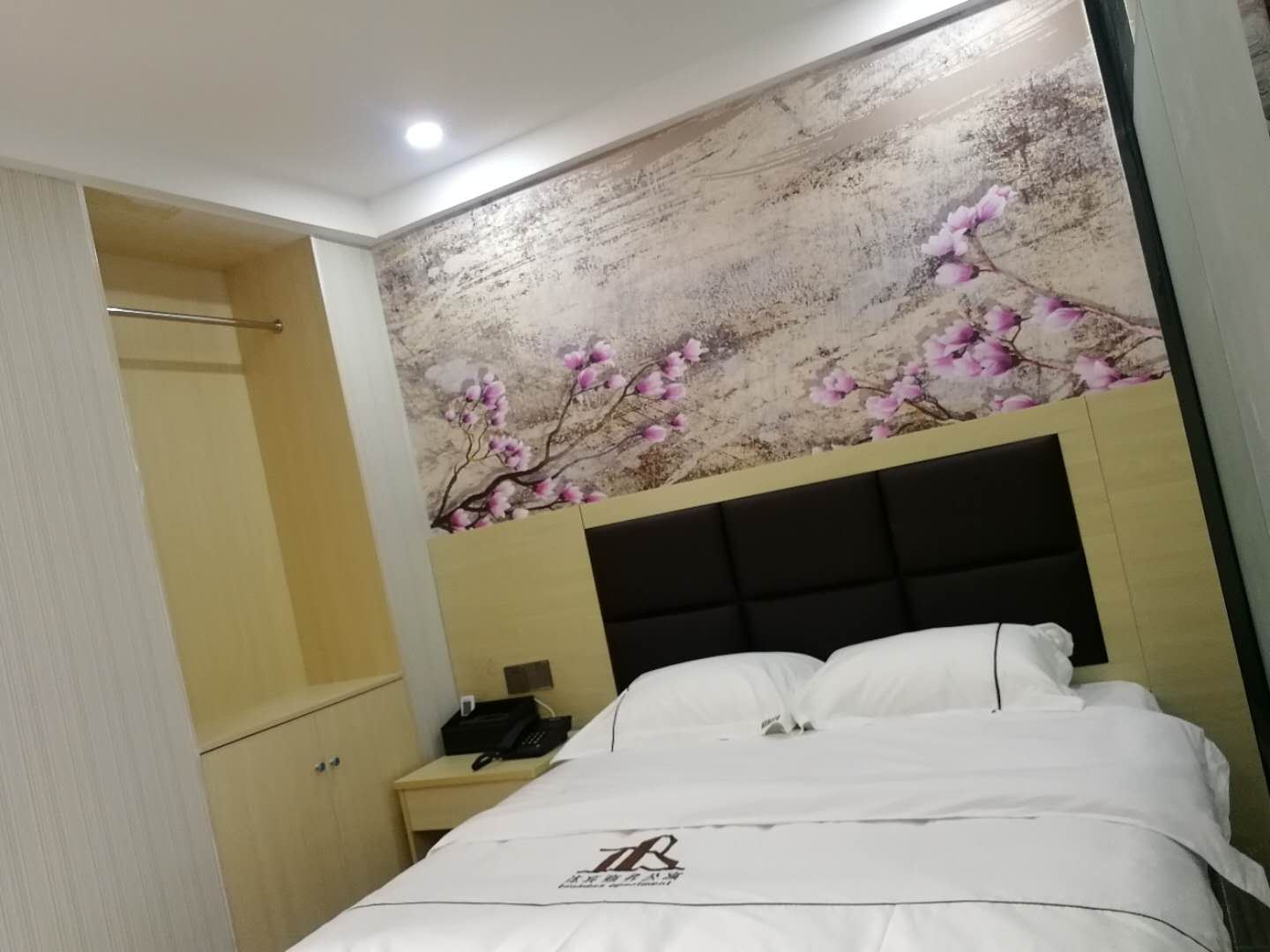 情侣大床房