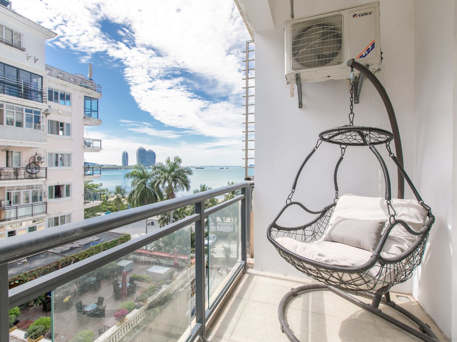 高级侧海景双大床阳台房