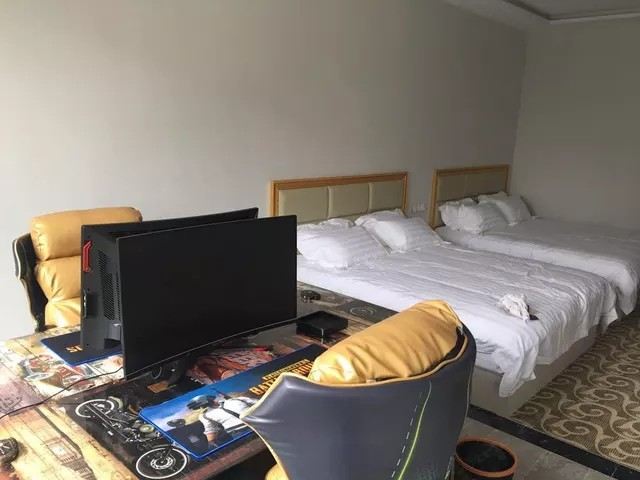 两黑玩家电竞房