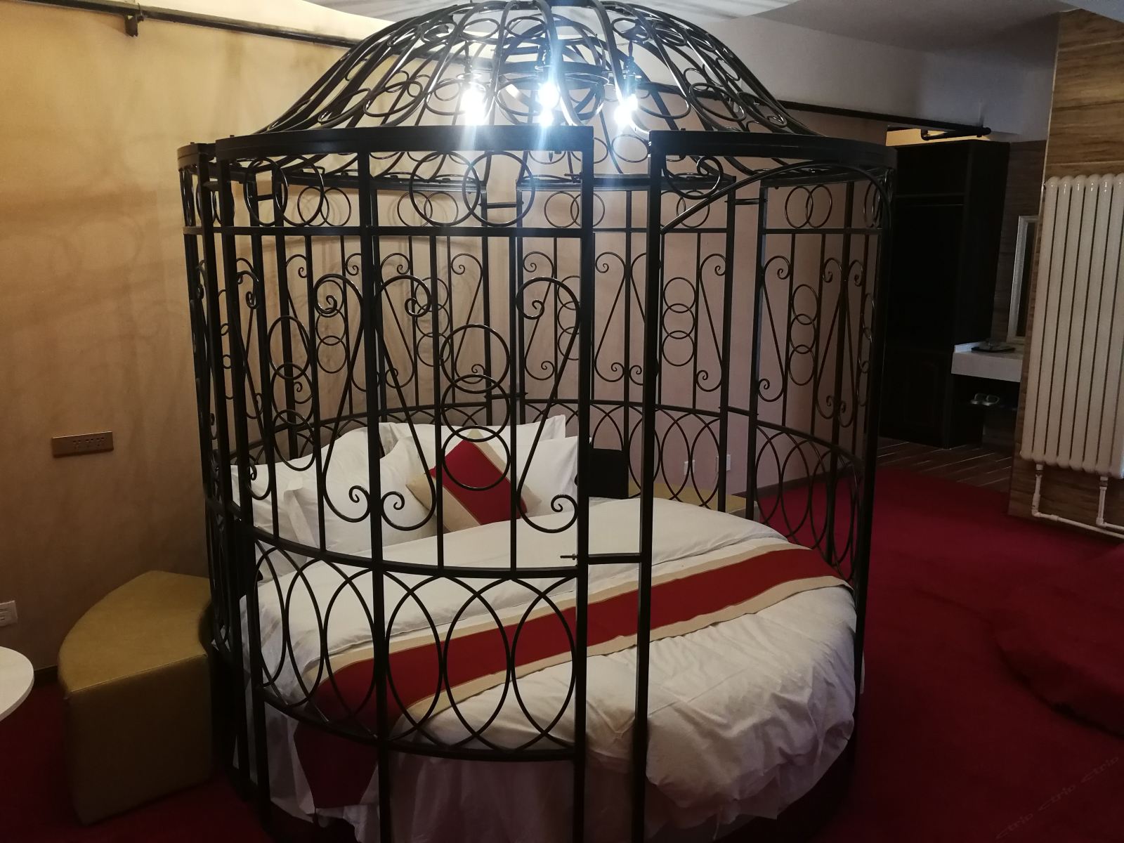 囚笼鸟之囚缘大圆床房