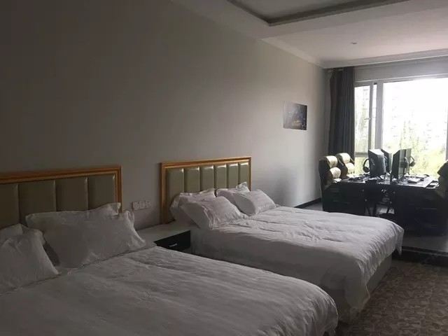 四海畅嗨电竞房