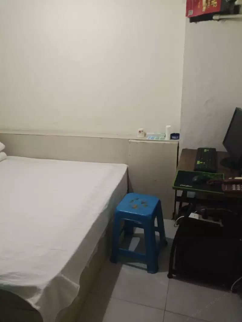 特惠大床房(无窗)(公共卫浴)