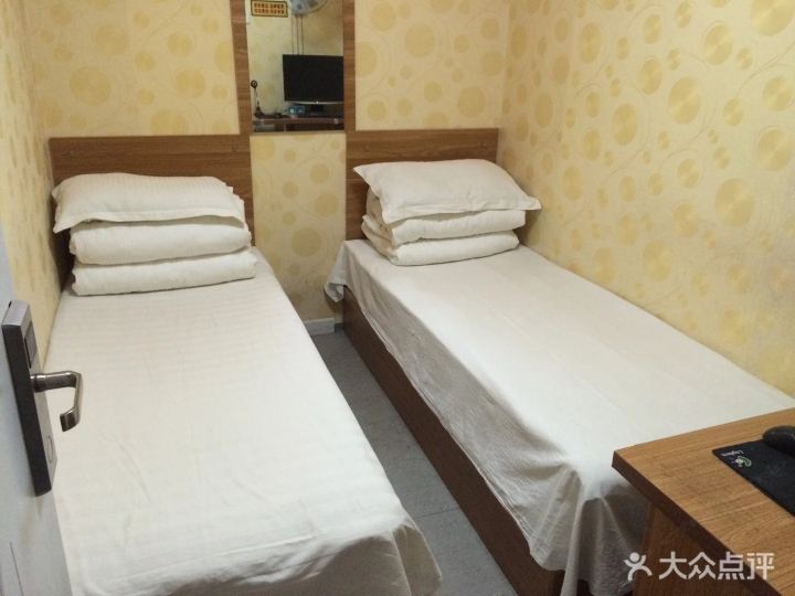 标准双人间(无窗)(公共卫生间)