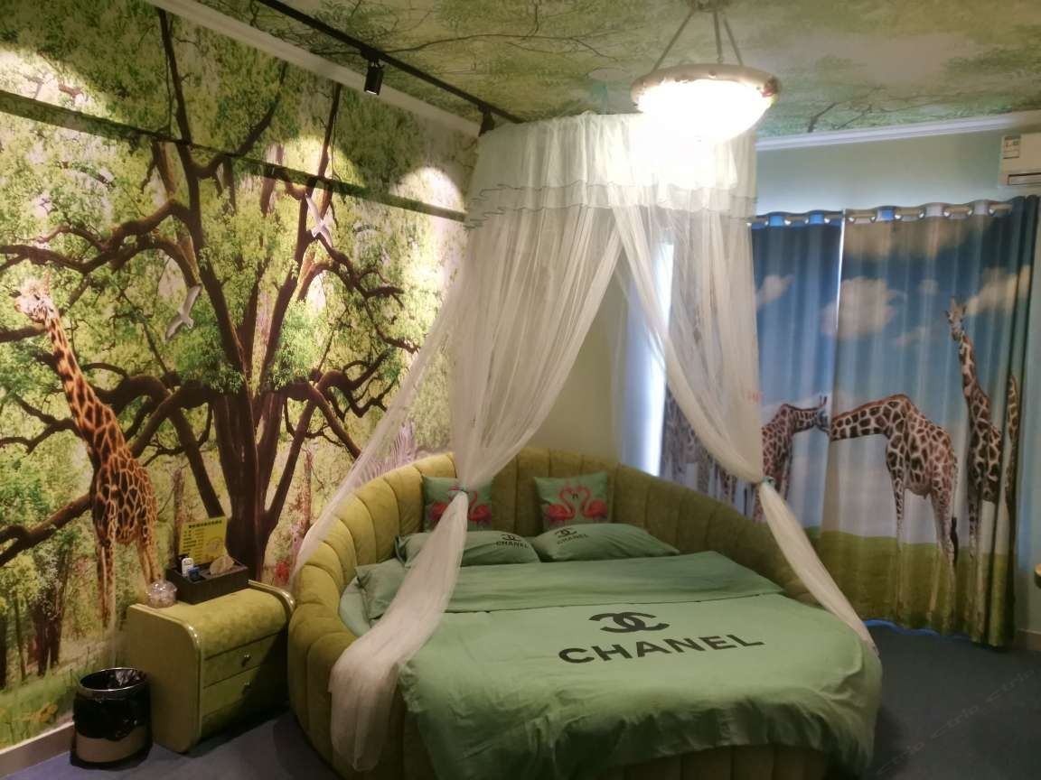 温馨主题圆床房