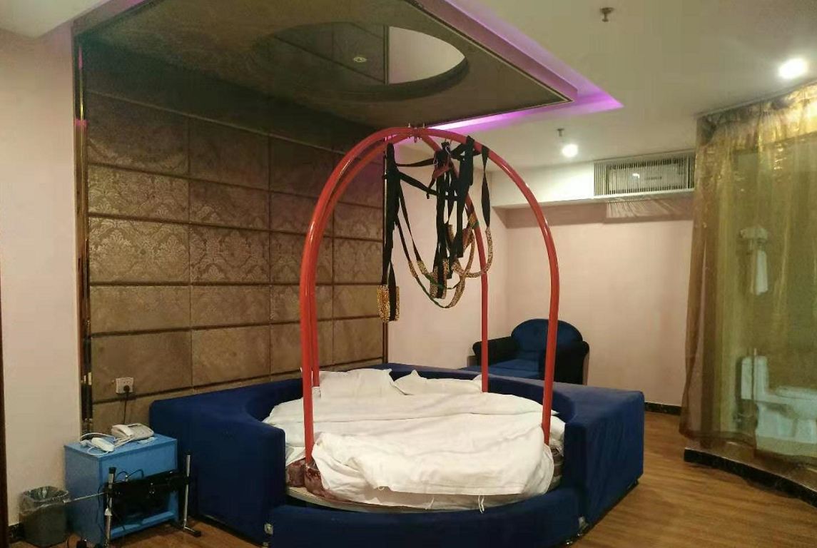 情趣电动圆床房