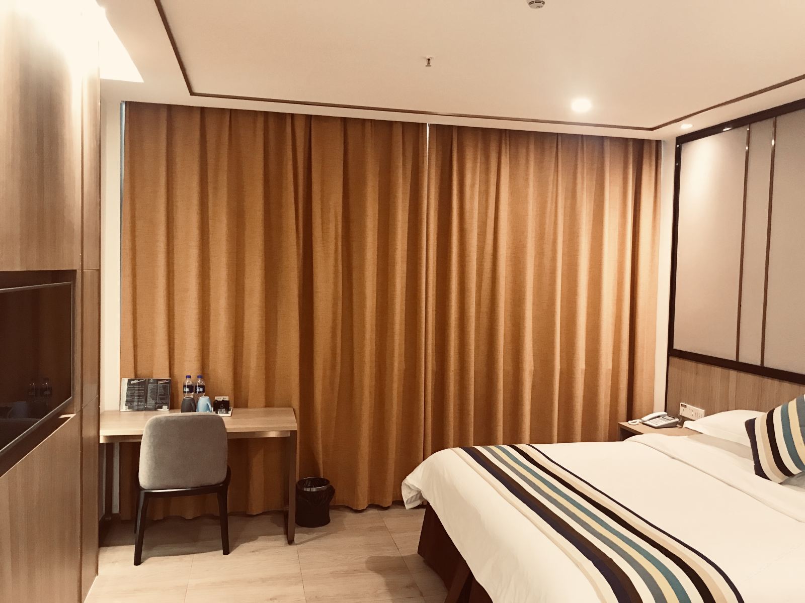 豪华大床房