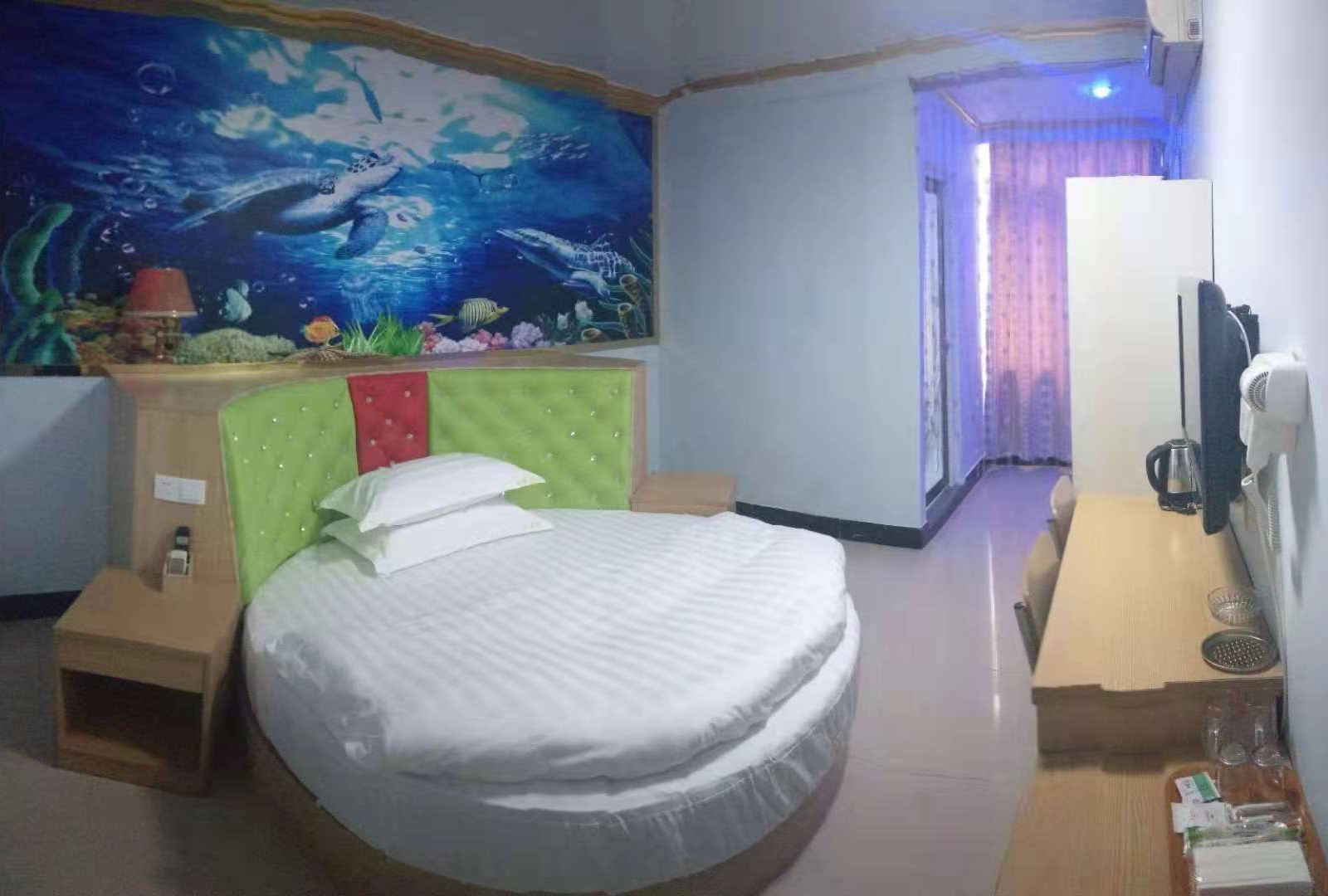 情侣圆床房