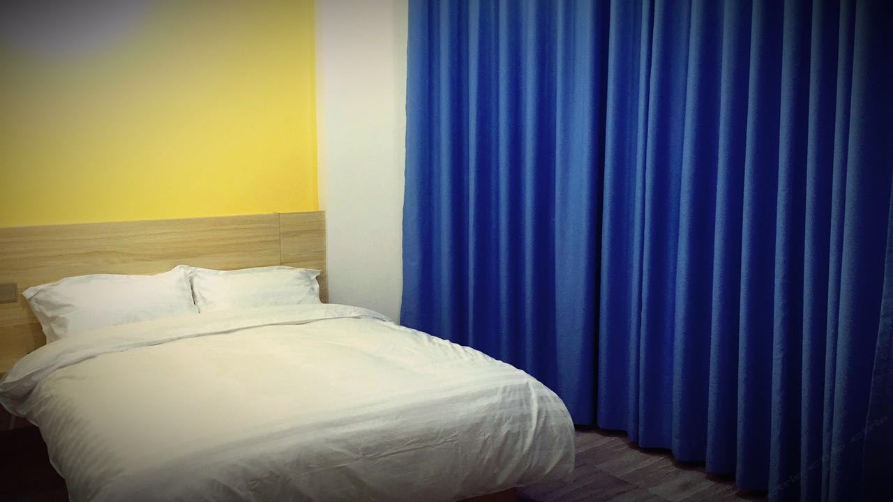 阳光豪华大床房