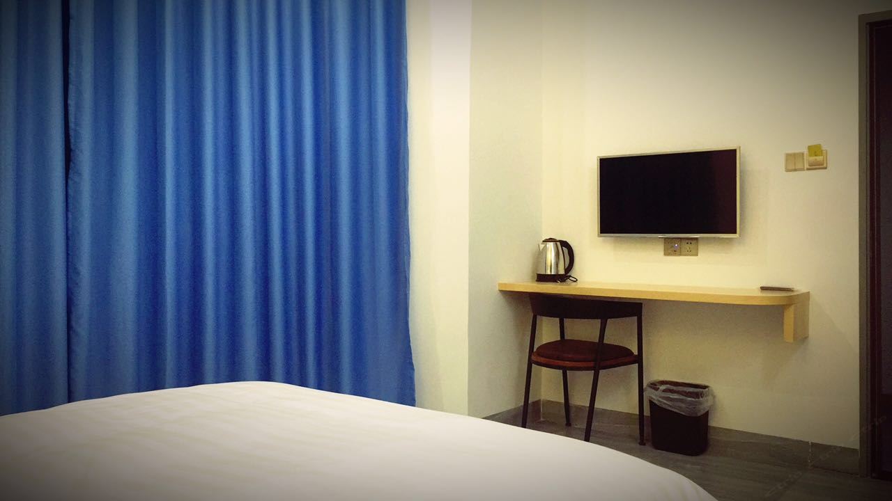 阳光豪华大床房