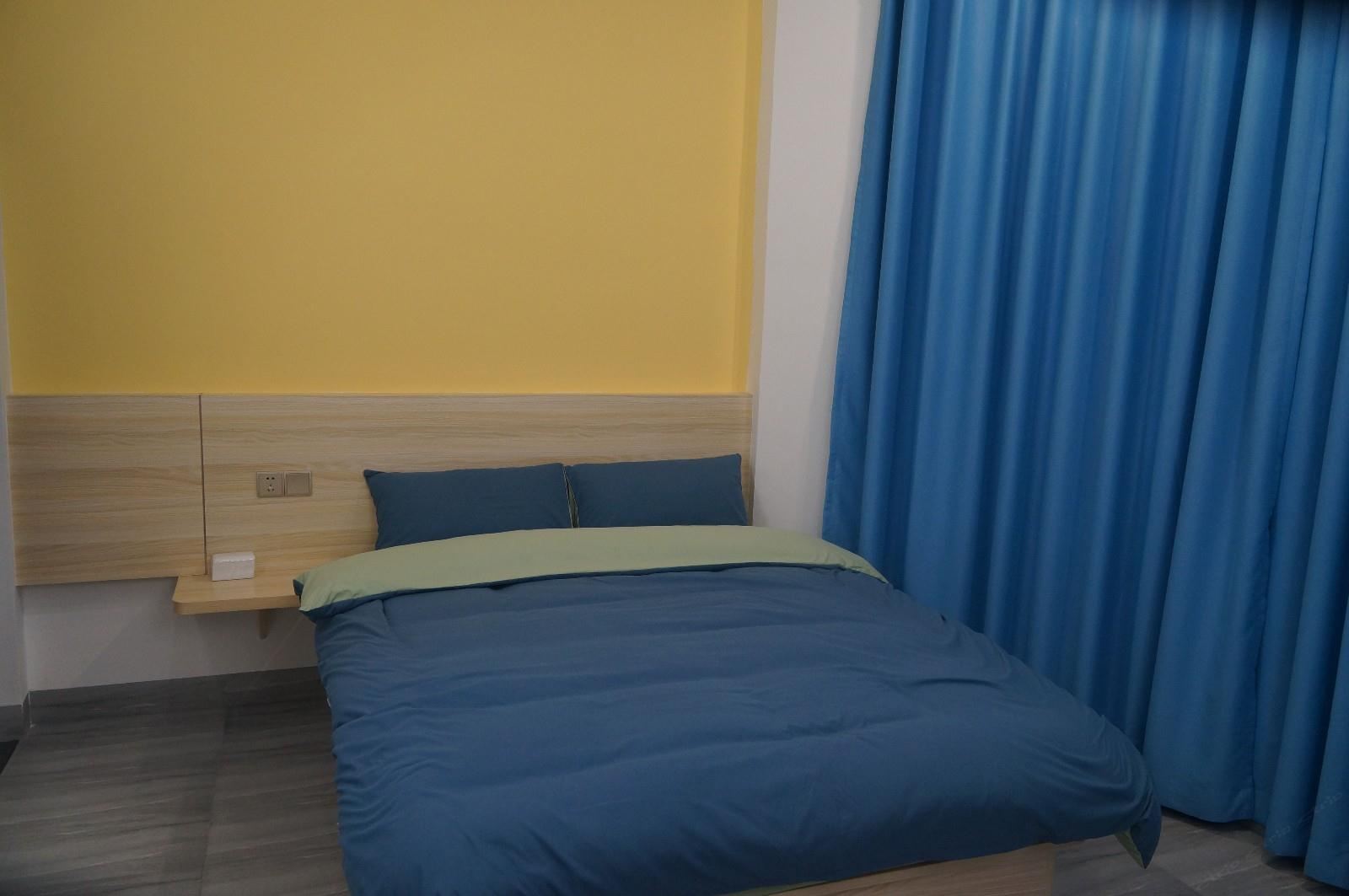 阳光豪华大床房