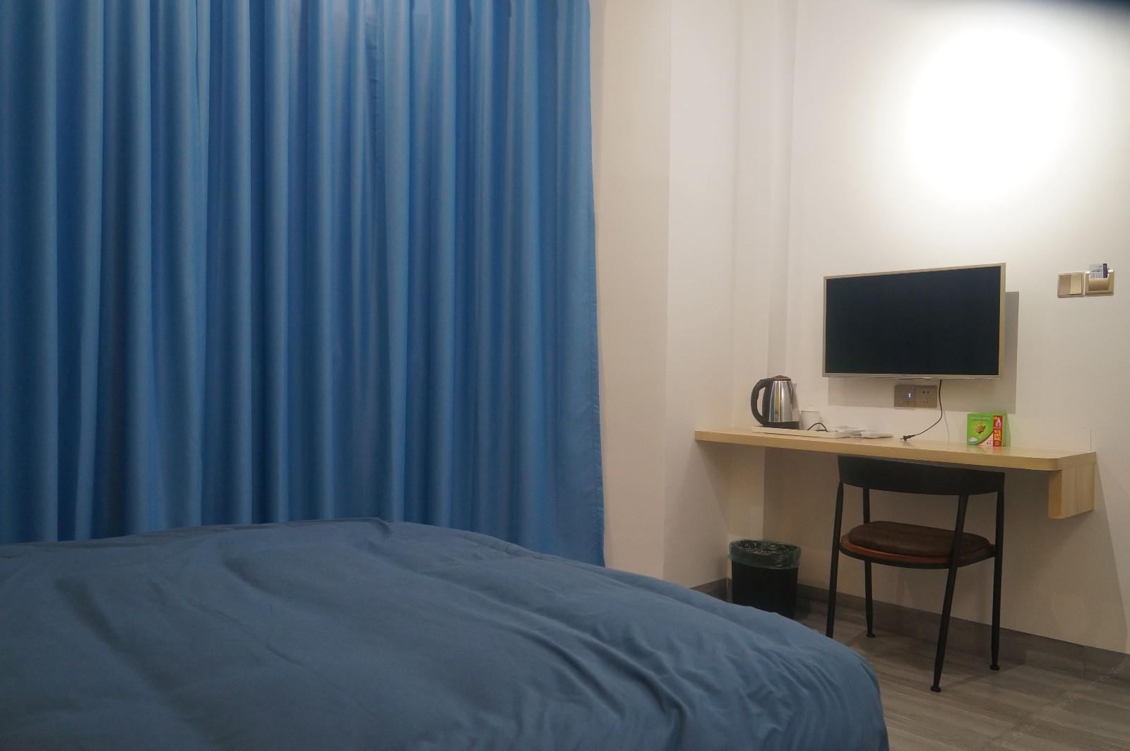 阳光豪华大床房