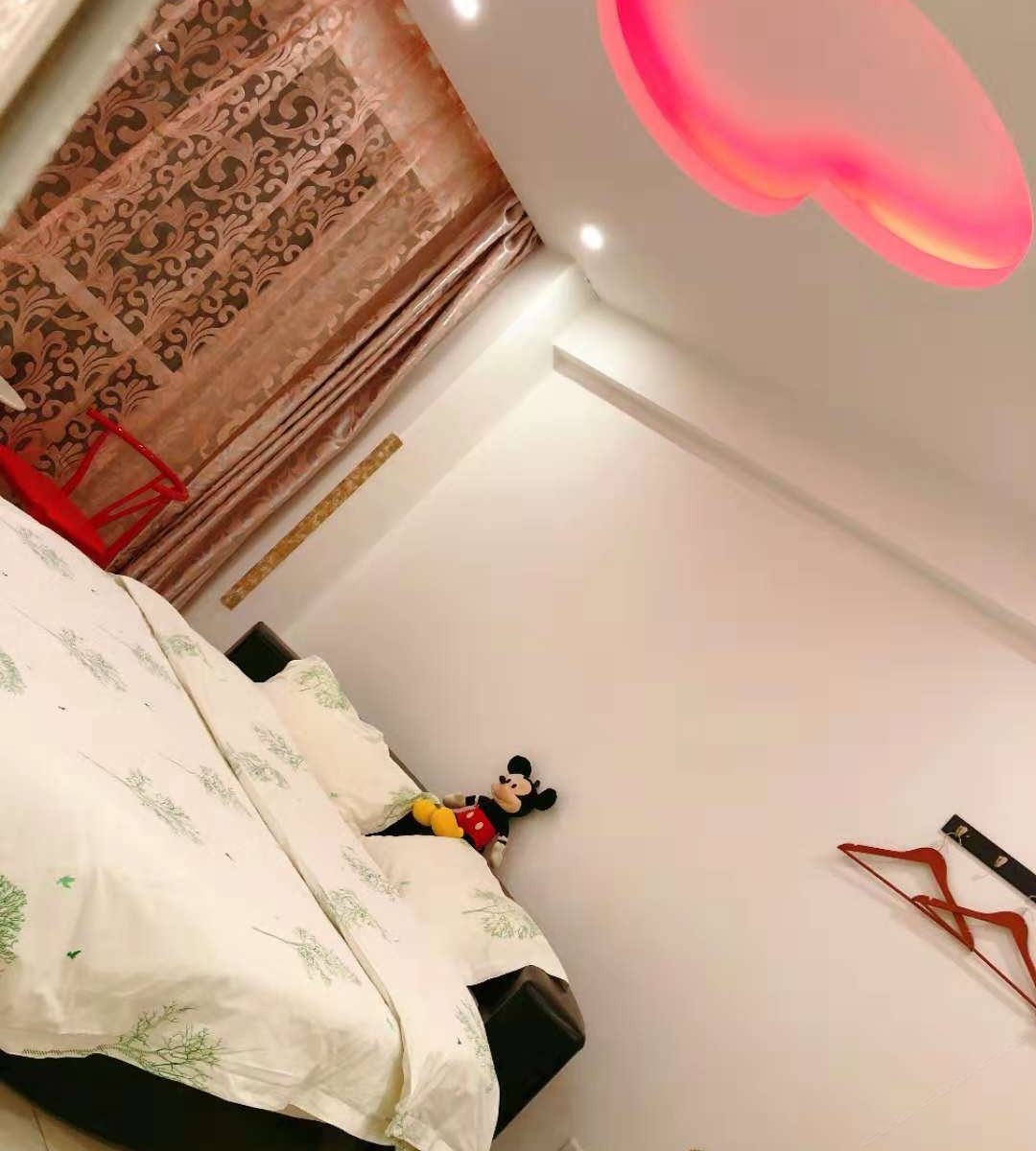 圆床房