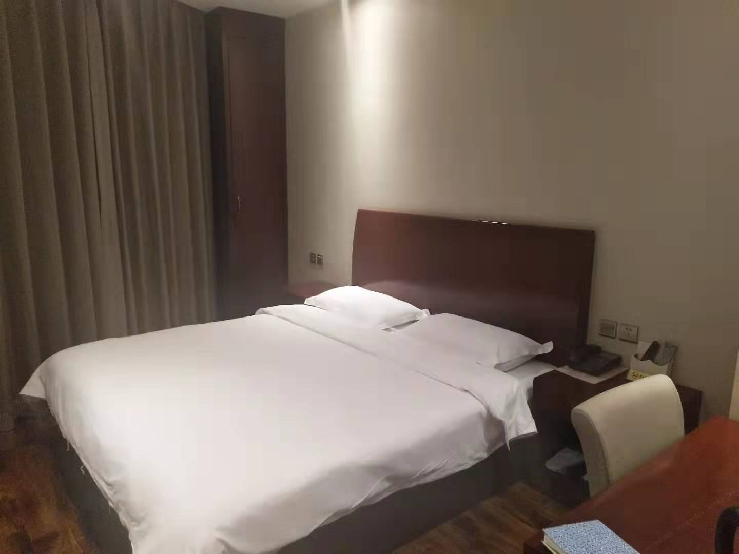 经济大床房(无窗)