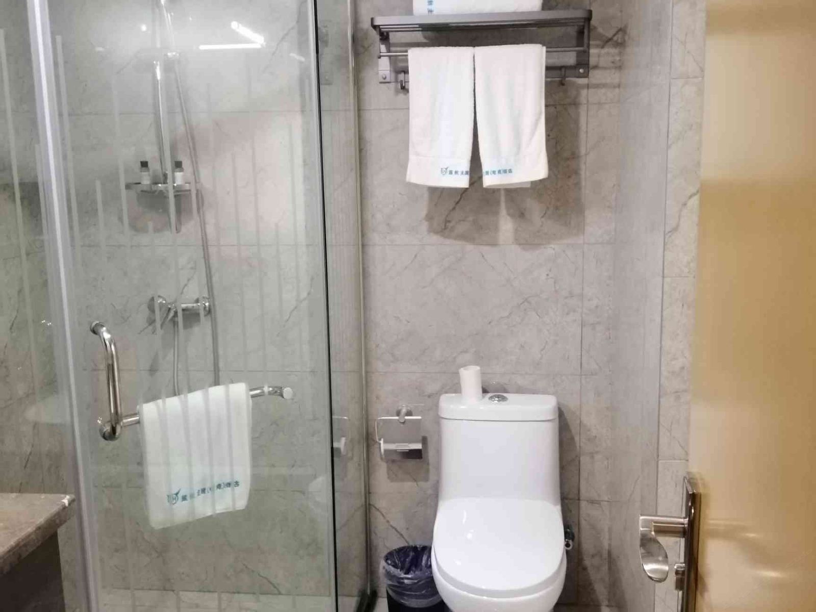 冷灰影院大床房