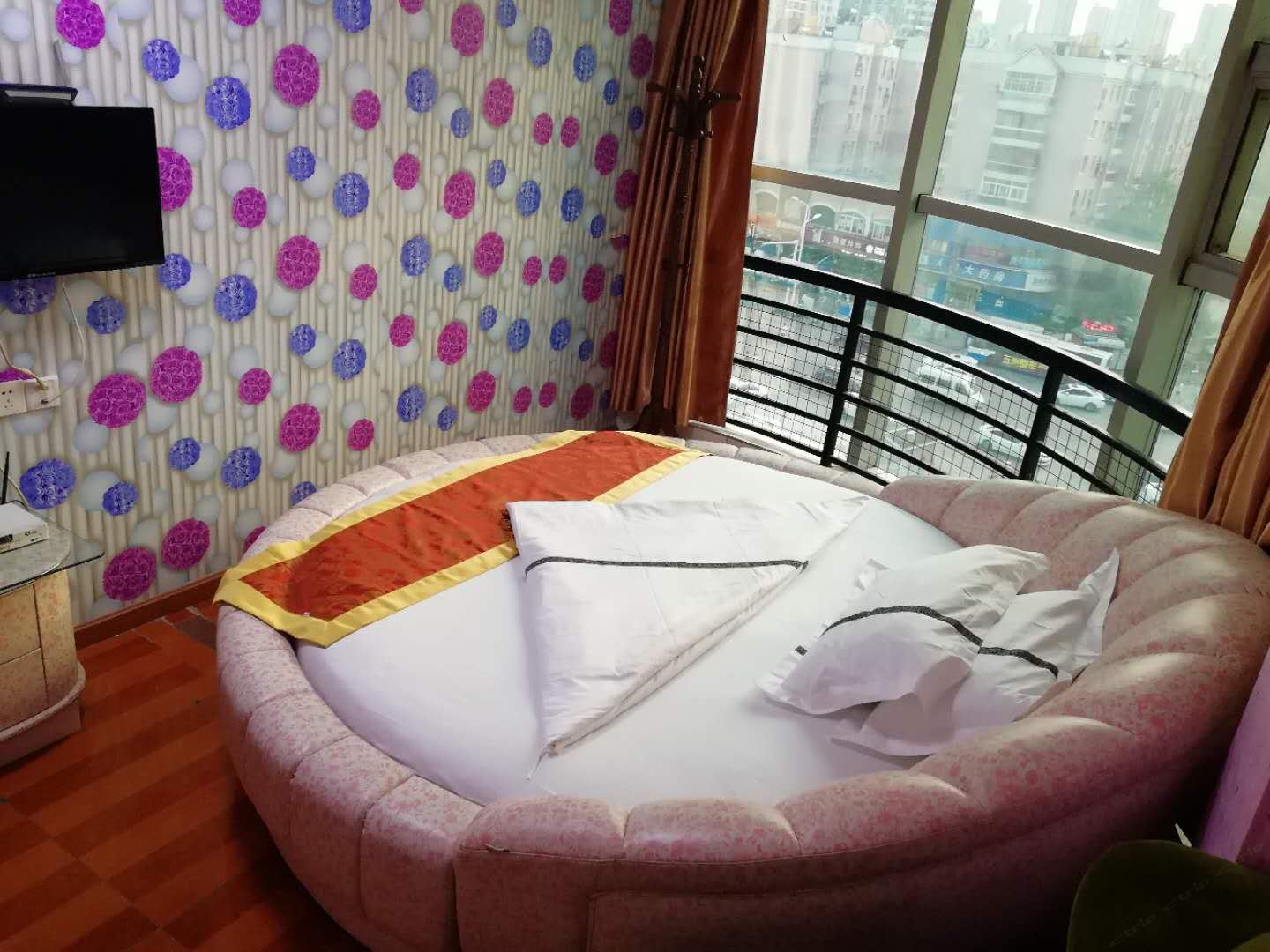情侣大圆床房