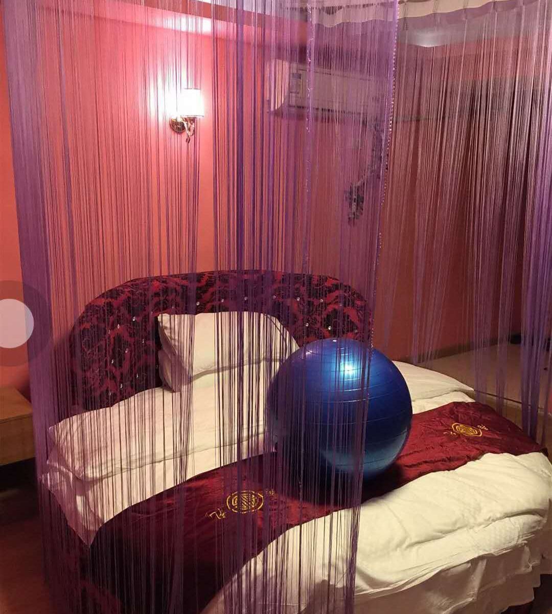 圆床房