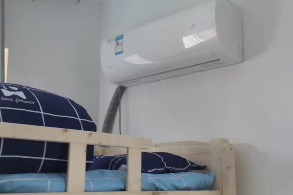 男生标准空调六人床位间