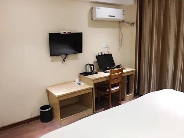 豪华电脑大床房
