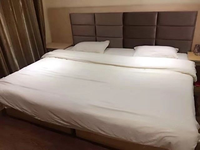 豪华电脑大床房