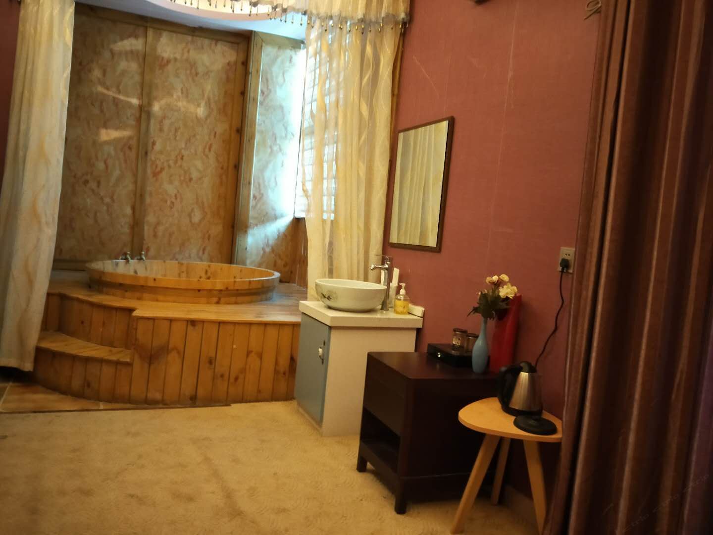 热恋主题圆床房