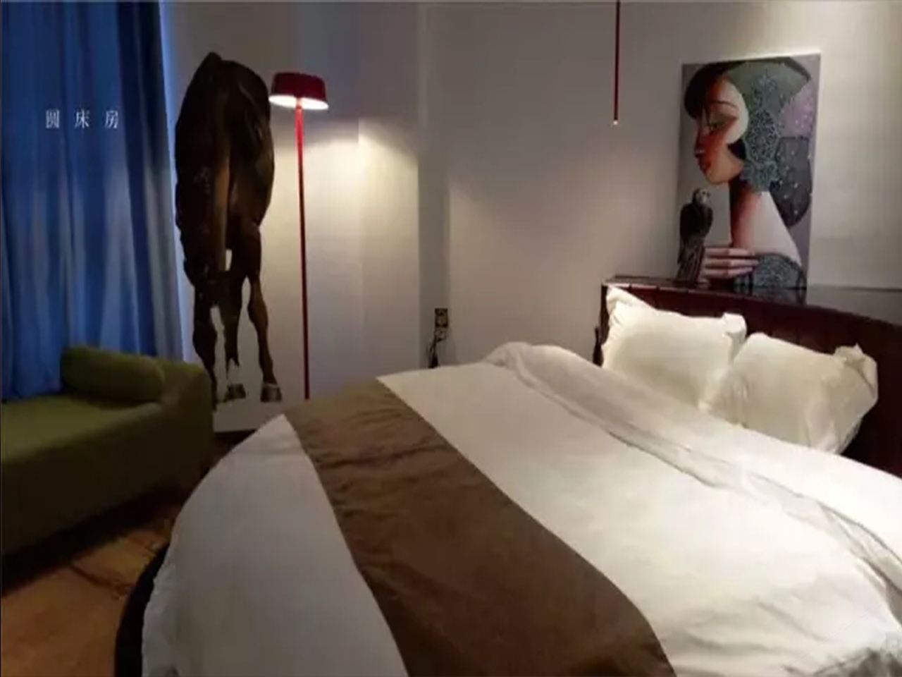 圆床房