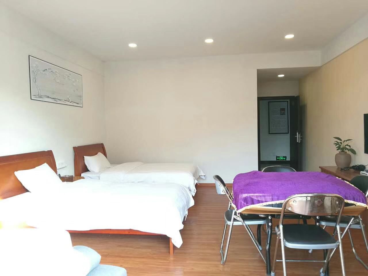 山景阳台豪华三床房