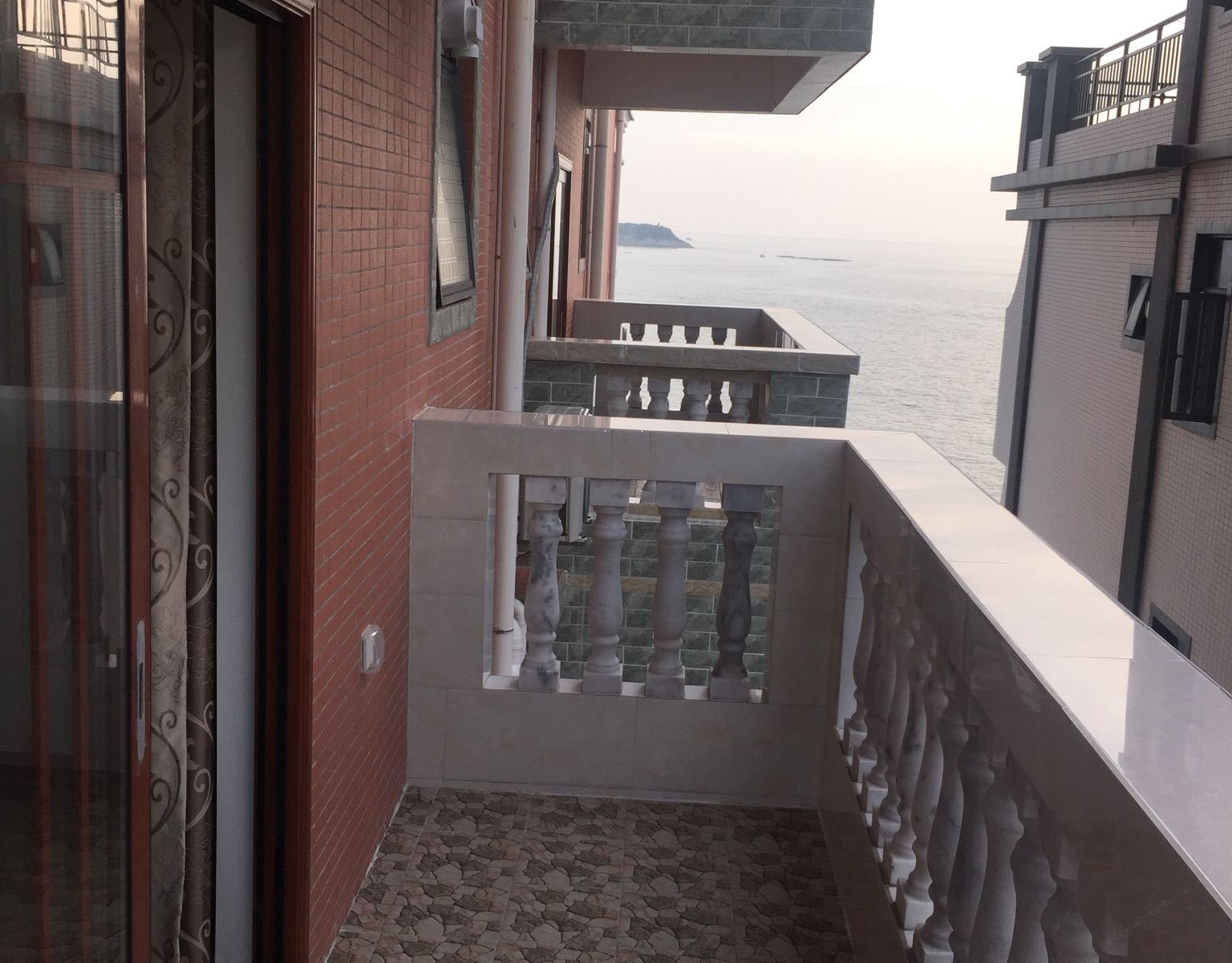 侧海景家庭房