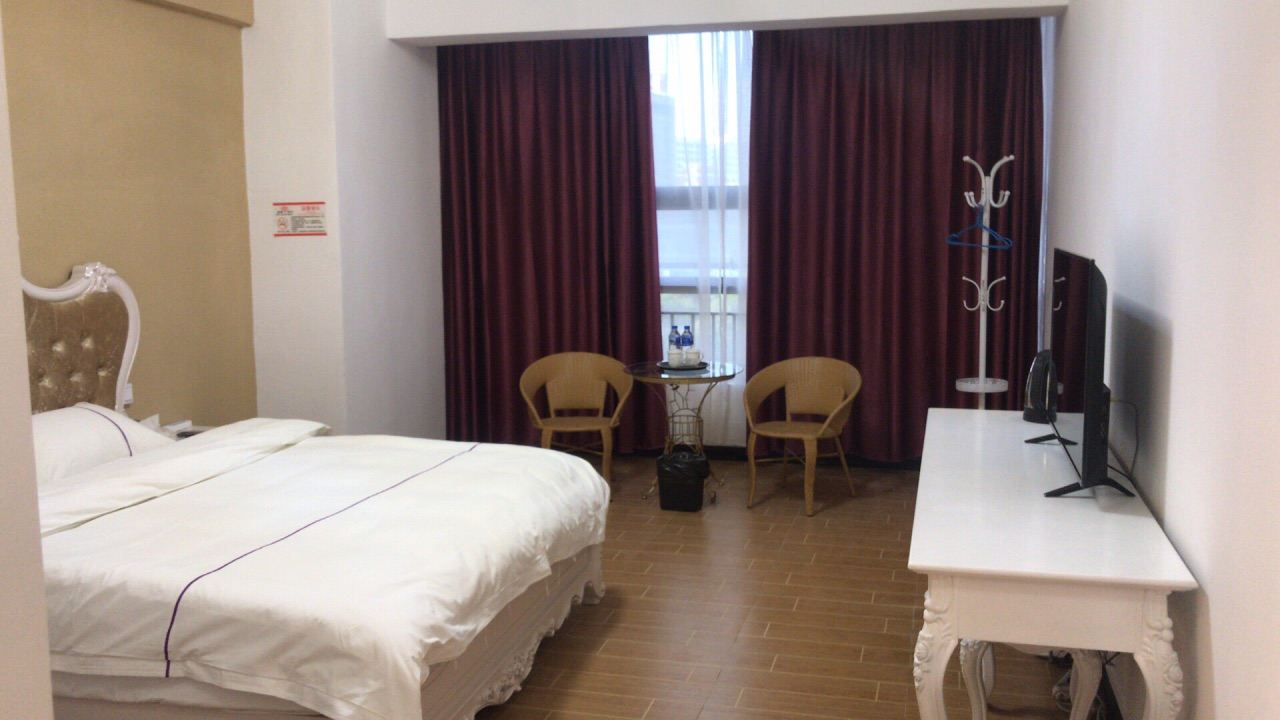 欧式情侣阳光大床房