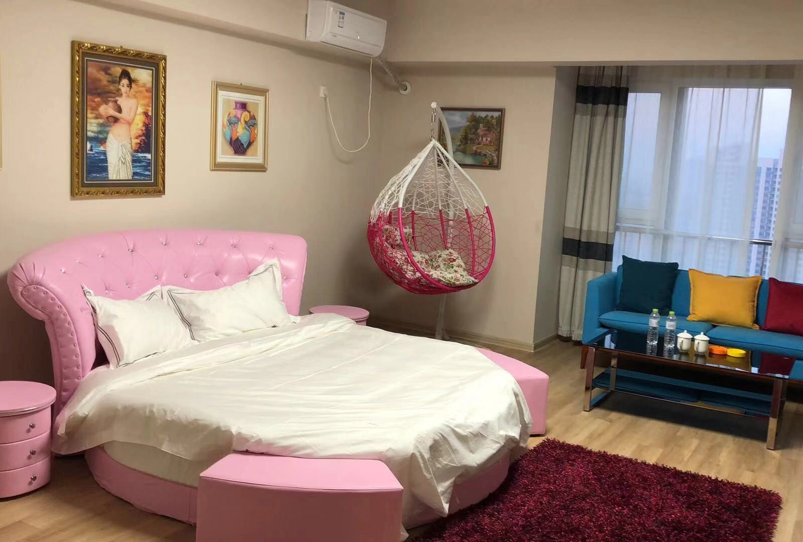 豪华情侣圆床房