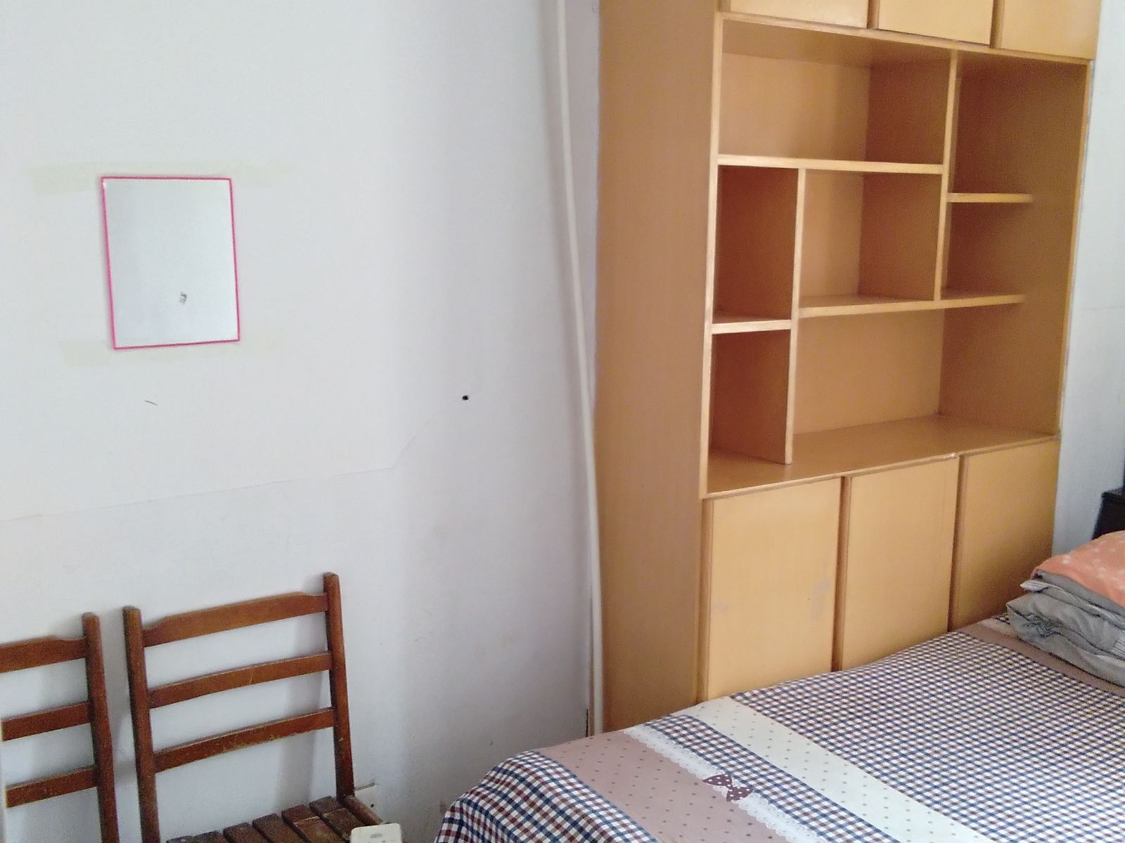 电脑大床房(无窗)(公共卫浴)