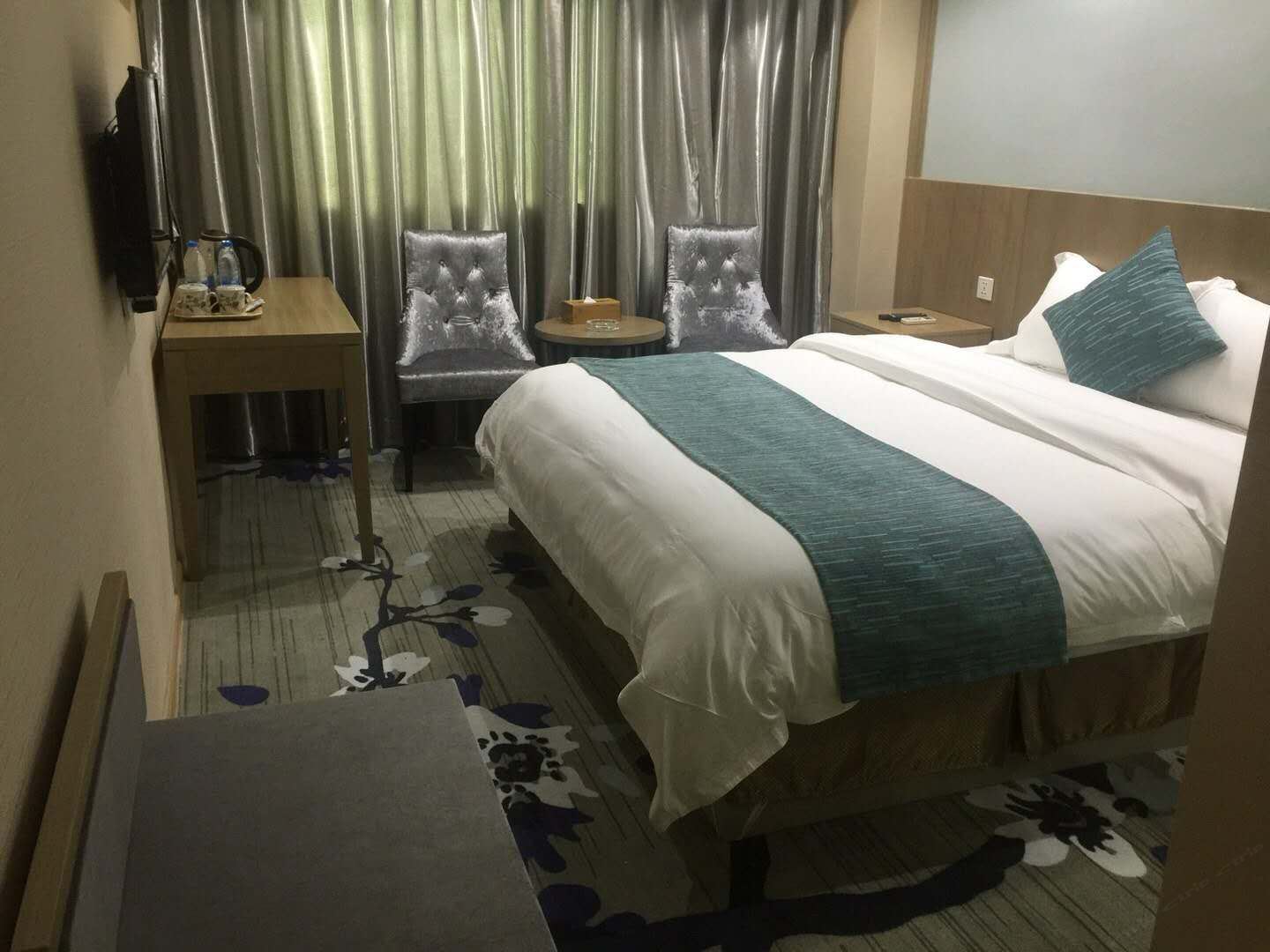 现代豪华大床房