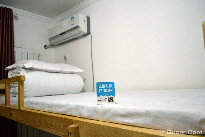 阳光温馨六人床位间