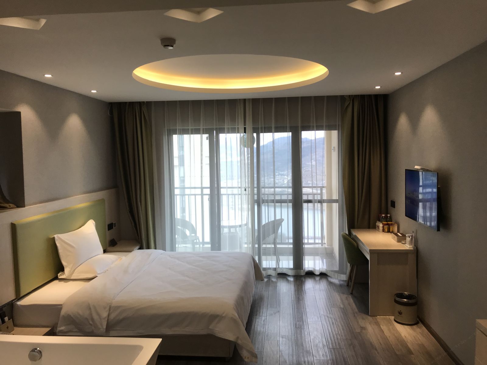湖景浴缸大床房