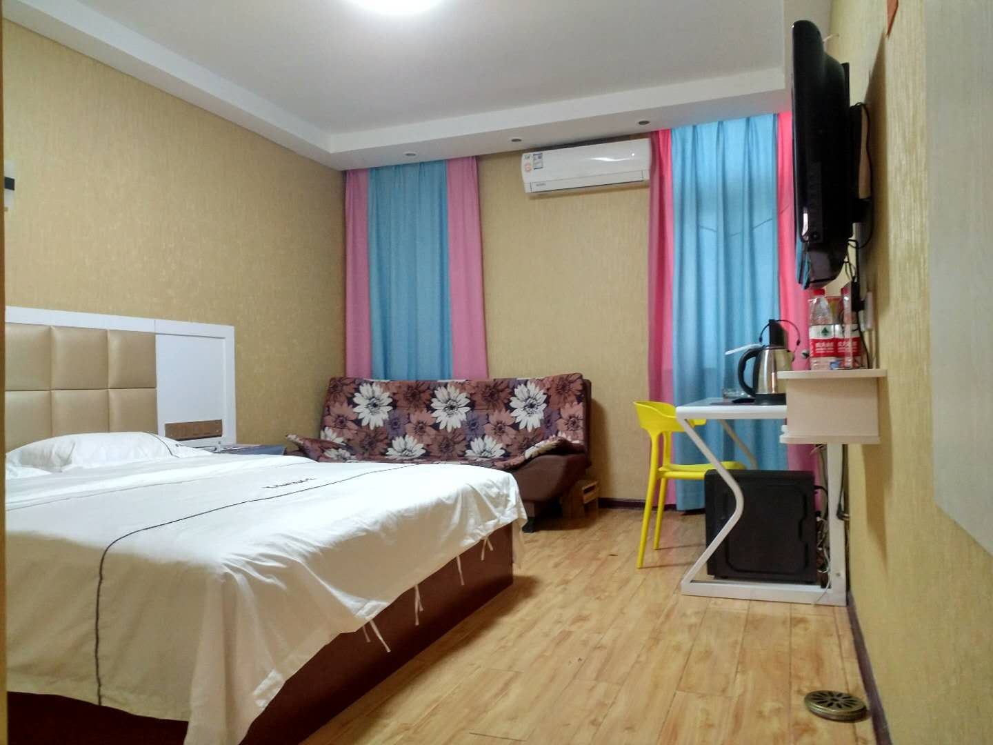 温馨电脑大床房