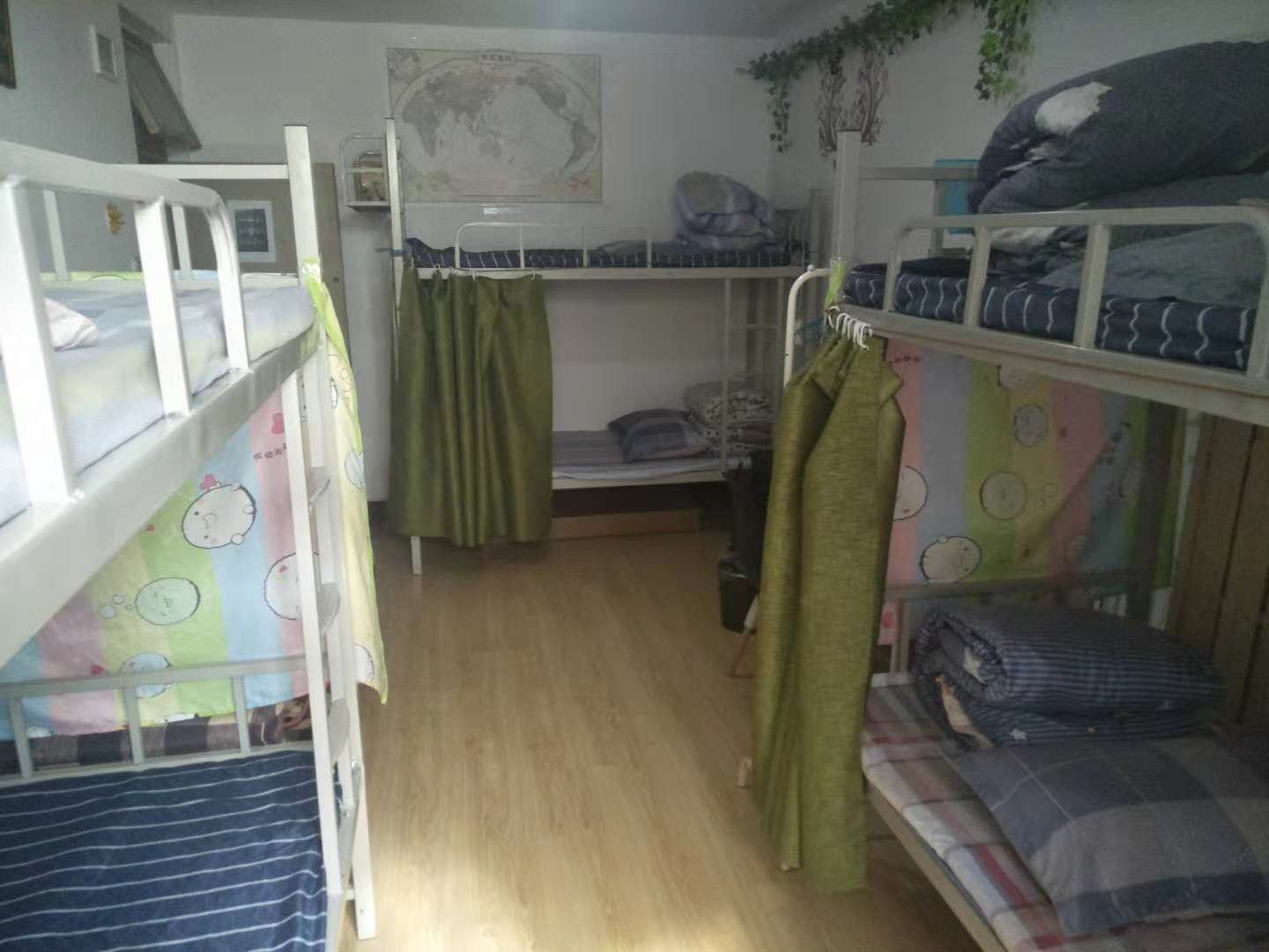 帅哥六人间（床位）