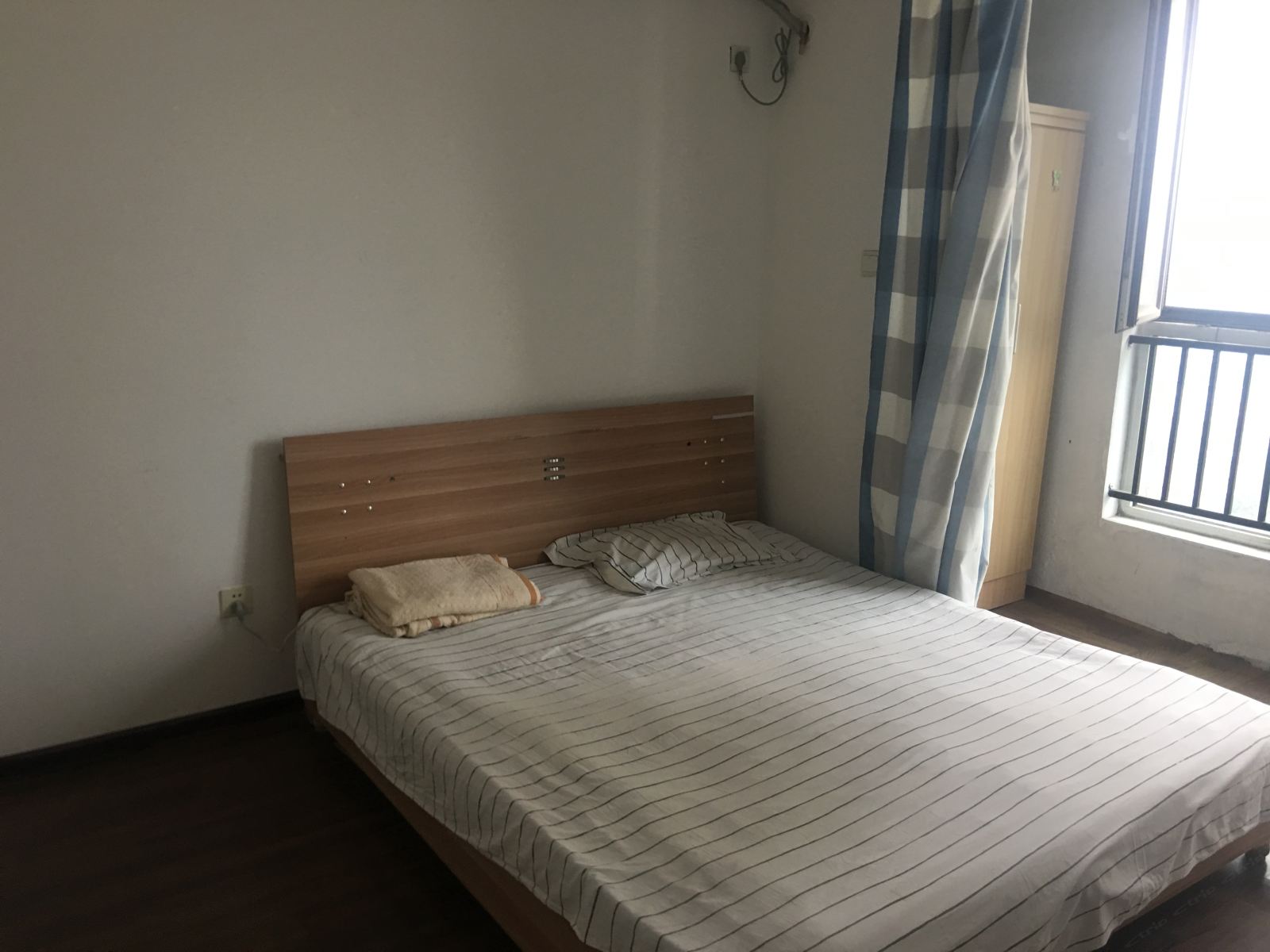 经济大床房(公共卫浴)