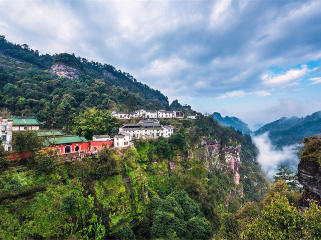 皖南齐云山2日游>踏青赏灵山梯田油菜花,体验谢裕大茶叶采摘,含齐云