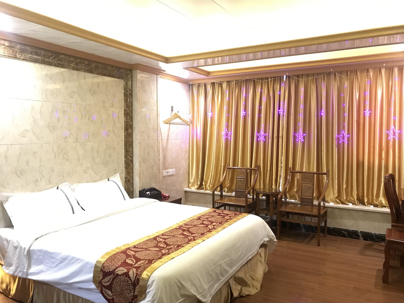 豪华大床房