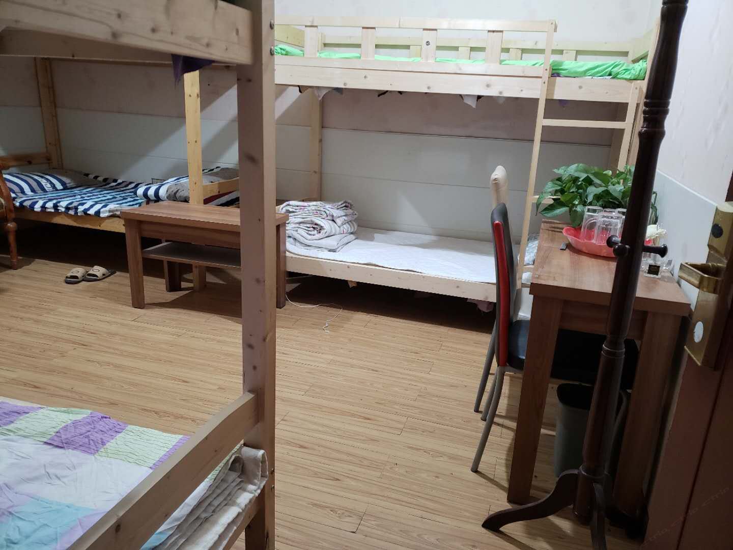 八人间(床位)