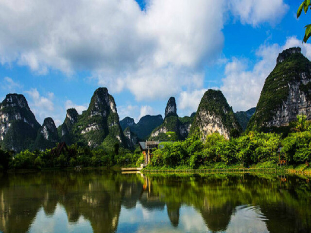 大新明仕山庄位于风光如画的明仕田园景区内,立于明仕河边,于青山绿水稻田间静谧清雅,隐居于此,晨曦观日出,黄昏看晚霞,静夜赏星月,身心自然相融。 大新明仕山庄融入壮族民居的建筑风格,两层骑楼式依山而建,拥有独具壮族民俗风情的各式客房。山庄内还设有博物馆、图腾篝火广场、垂钓场;户外大型舞台上精彩曼妙的民族歌舞表演,明仕河上轻盈惬意的竹排漂流,清新舒心的自行车或徒步游览探密,亦动亦静,遗忘流淌的时光。 在水景餐厅、中餐厅、西餐厅及中餐包厢,您既可品尝壮乡与越南养生美食、私藏健康美酒,也可品茗清香宜人的优茶、醇厚