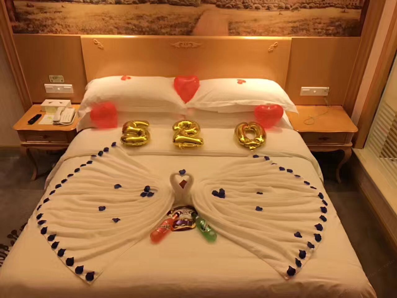 豪华浪漫大床房